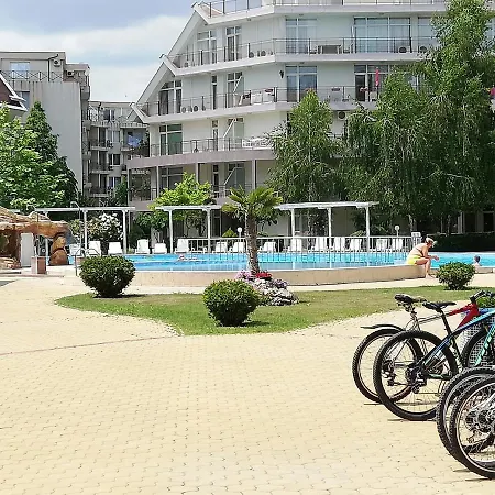 Apartment Debbies 2 Bed With Pool And Garden Views