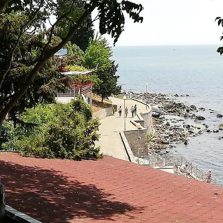 Apartment Debbies 2 Bed With Pool And Garden Views *