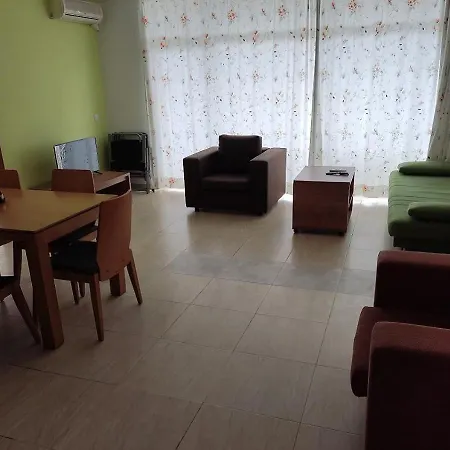 Apartment Debbies 2 Bed With Pool And Garden Views