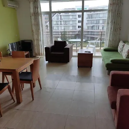 Debbies 2 Bed With Pool And Garden Views Apartment