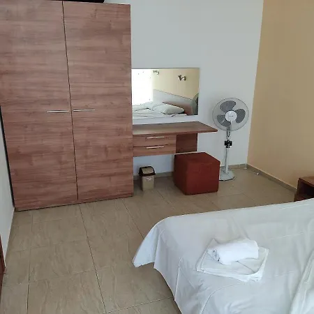 Apartment Debbies 2 Bed With Pool And Garden Views *
