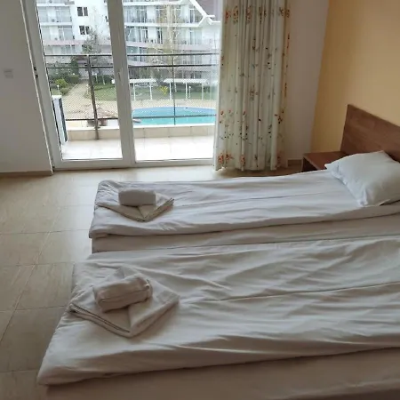 Apartment Debbies 2 Bed With Pool And Garden Views