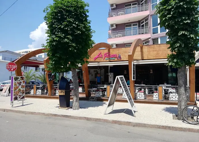 Debbies 2 Bed With Pool And Garden Views Apartament *