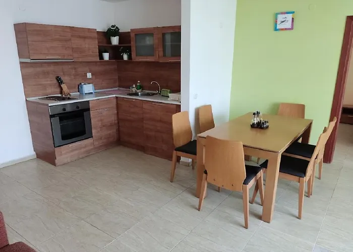 Apartament Debbies 2 Bed With Pool And Garden Views Słoneczny Brzeg