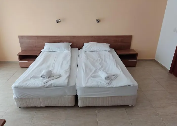 Debbies 2 Bed With Pool And Garden Views Apartament