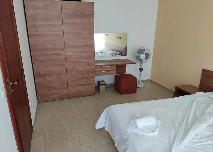 Apartament Debbies 2 Bed With Pool And Garden Views *