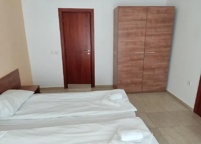 Debbies 2 Bed With Pool And Garden Views Słoneczny Brzeg