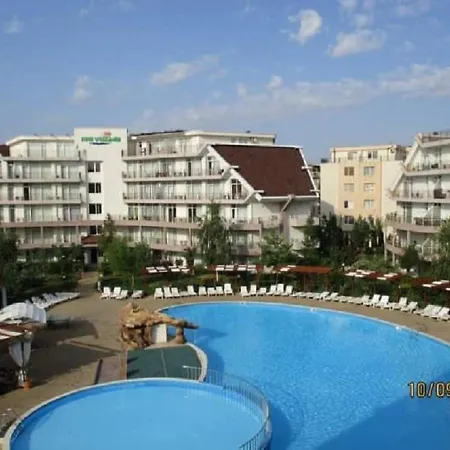 Debbies 2 Bed With Pool And Garden Views