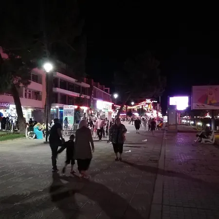 Апартаменти Debbies 2 Bed With Pool And Garden Views Сонячний Берег