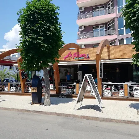 Debbies 2 Bed With Pool And Garden Views Апартаменти *