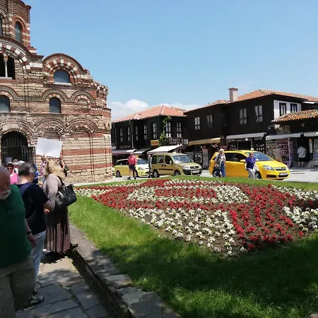 Debbies 2 Bed With Pool And Garden Views