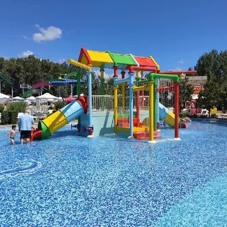 Debbies 2 Bed With Pool And Garden Views Апартаменти