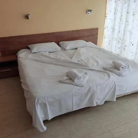 Debbies 2 Bed With Pool And Garden Views *