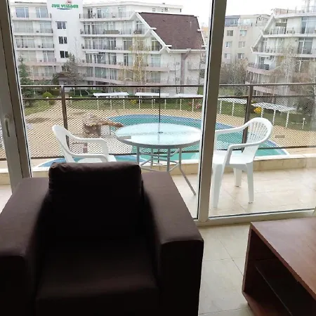 Debbies 2 Bed With Pool And Garden Views Appartement Slantchev Briag