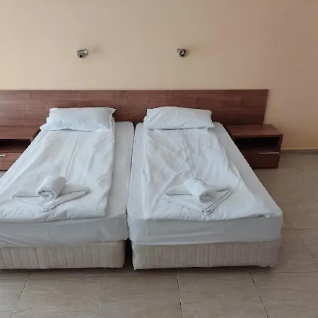 Debbies 2 Bed With Pool And Garden Views Апартаменти