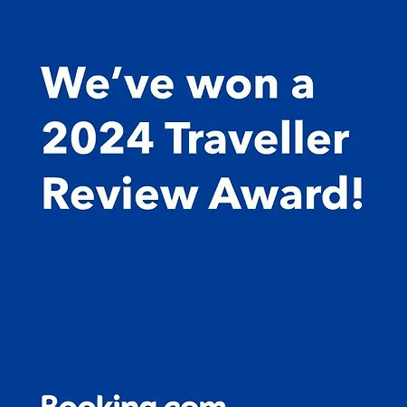 Апартаменти Debbies 2 Bed With Pool And Garden Views