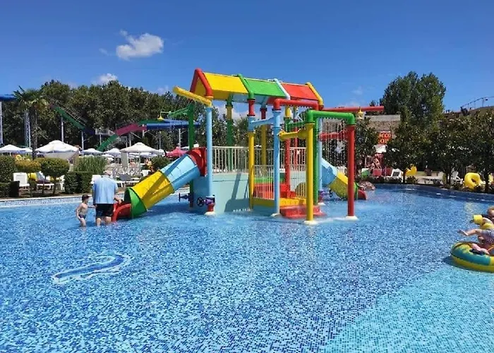 Debbies 2 Bed With Pool And Garden Views Апартамент