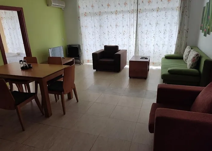 Апартамент Debbies 2 Bed With Pool And Garden Views