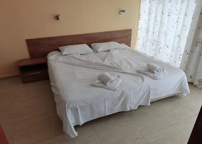 Debbies 2 Bed With Pool And Garden Views *