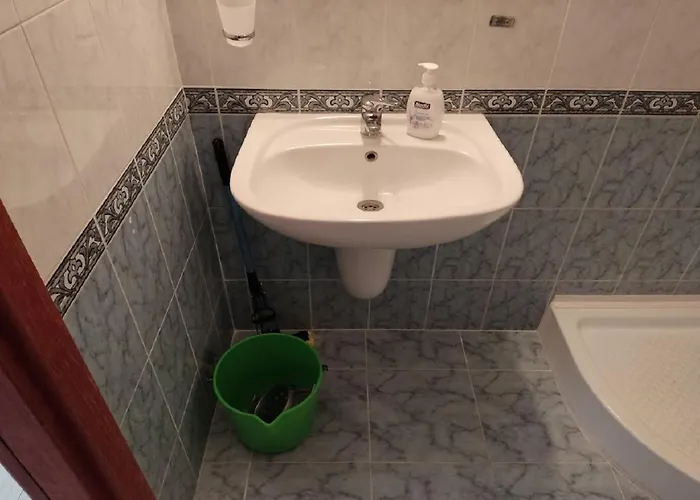 Апартамент Debbies 2 Bed With Pool And Garden Views