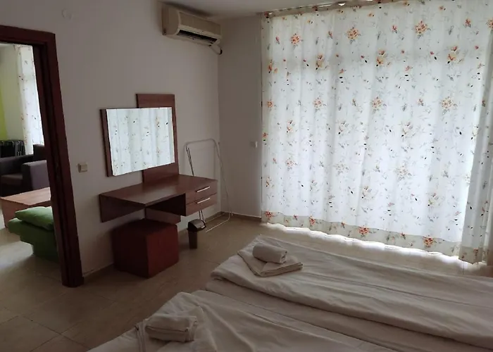 Debbies 2 Bed With Pool And Garden Views *