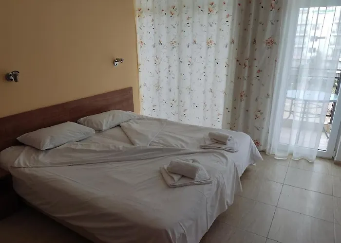 Debbies 2 Bed With Pool And Garden Views *