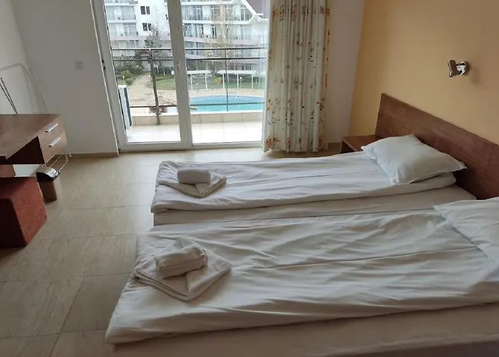 Διαμέρισμα Debbies 2 Bed With Pool And Garden Views